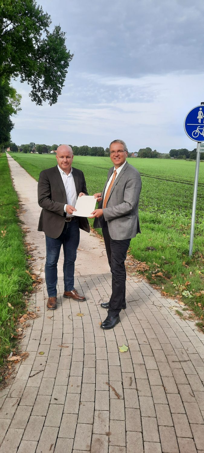 Übergabe eines Förderbescheids für einen neuen Radweg