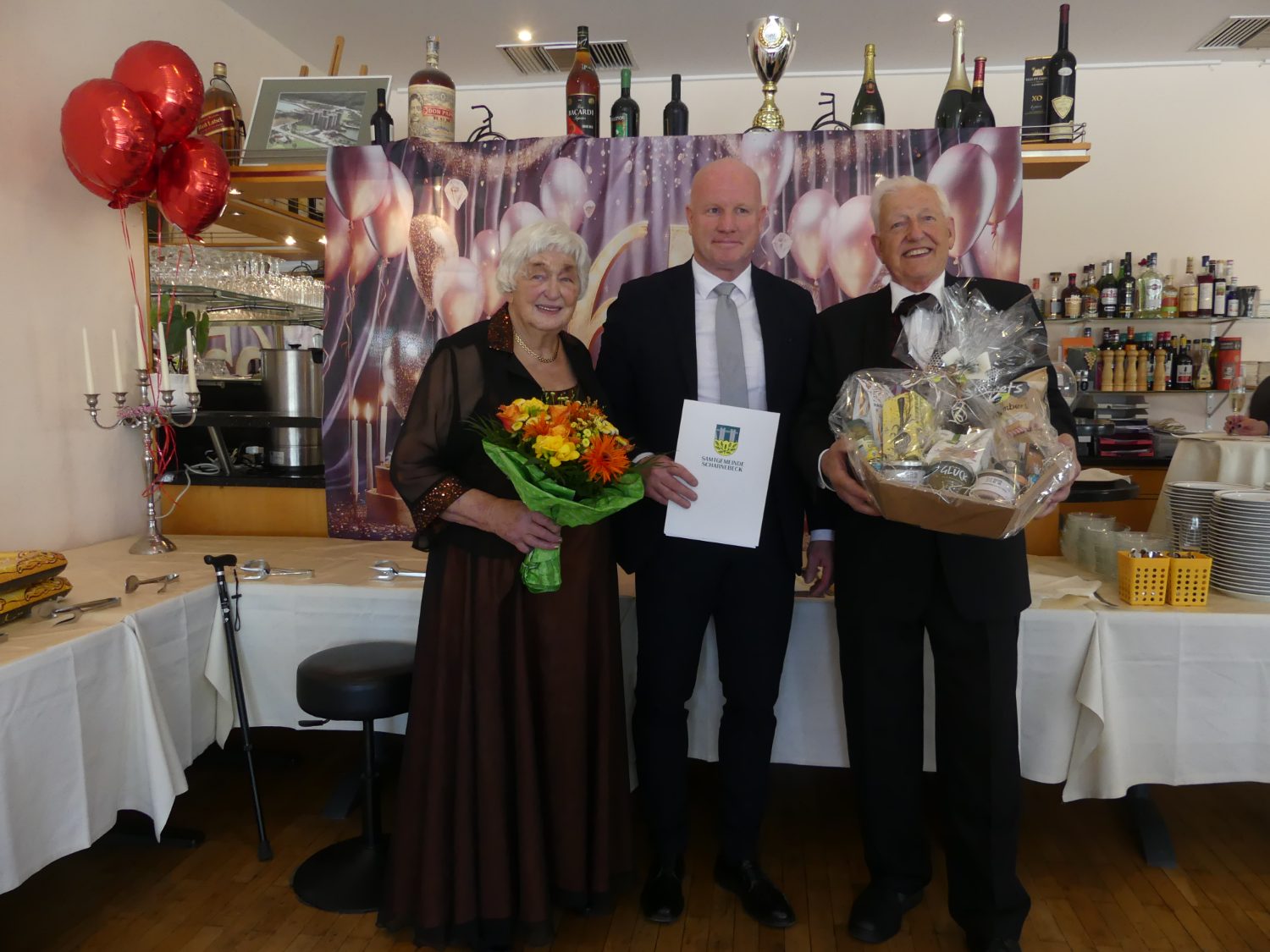 Laars Gerstenkorn gratuliert einem Jubelpaar zur Eisernen Hochzeit